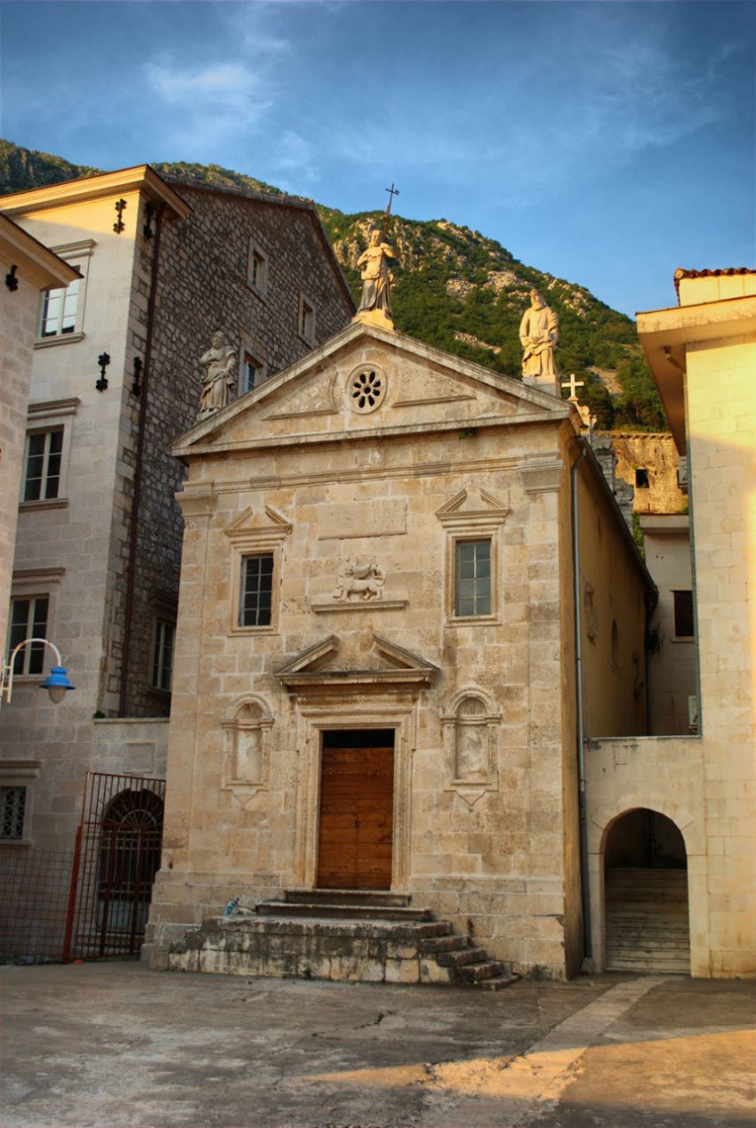 Фото достопримечательностей Черногории: Свидетельство присутствия в Перасте венецианцев &mdash; герб Светлейшей над входом в одну из местных церквей