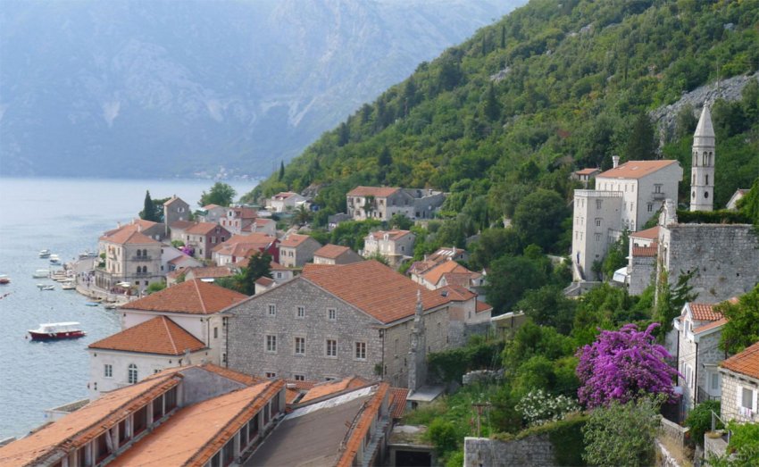 Фото достопримечательностей Черногории: Справа рядом с высокой колокольней можно увидеть массивное здание дворца Змайевича