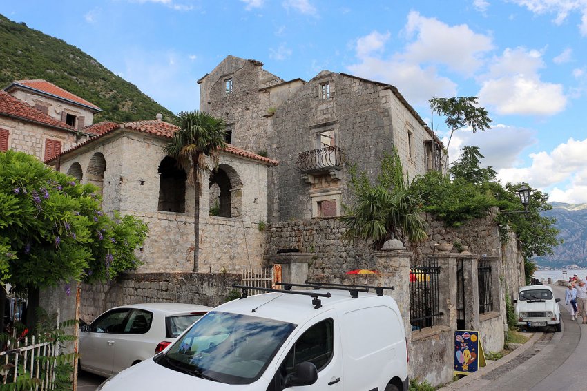 Фото достопримечательностей Черногории: Старинный приземистый дворец Висковичей