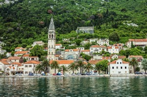 Вид на набережную Пераста. Над особняками виднеется местная крепость (Черногория)