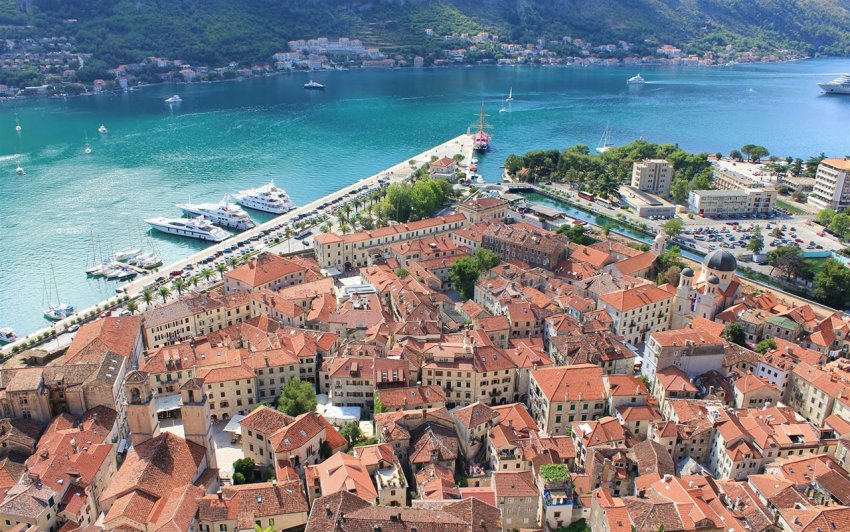 Фото достопримечательностей Черногории: Прибрежные кварталы Котора с высоты птичьего полета