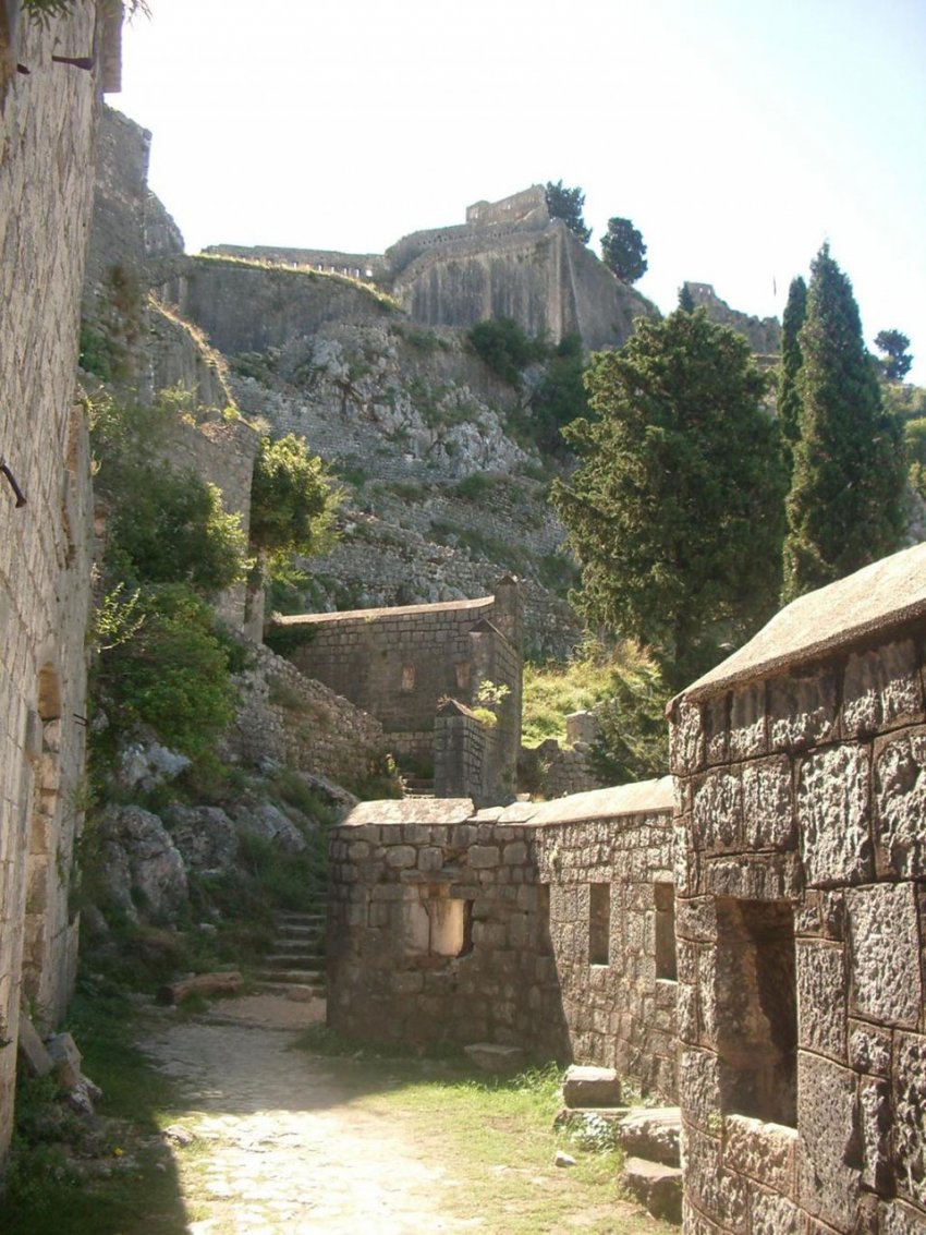 Фото достопримечательностей Черногории: Начало подъема к крепости святого Иоанна