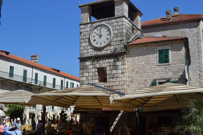 Фото достопримечательностей Черногории: Часовая башня на Оружейной площади Котора