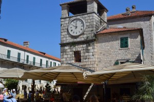 Часовая башня на Оружейной площади Котора (Черногория)