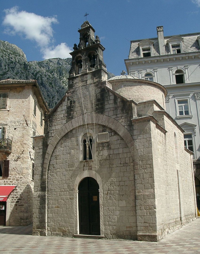 Фото достопримечательностей Черногории: Церковь святого Луки с двумя алтарями &mdash; католическим и православным