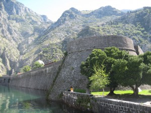 Городские стены в некоторых местах подходят прямо к воде Которского залива (Черногория)