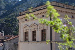 Изящное здание Наполеоновского театра (Черногория)