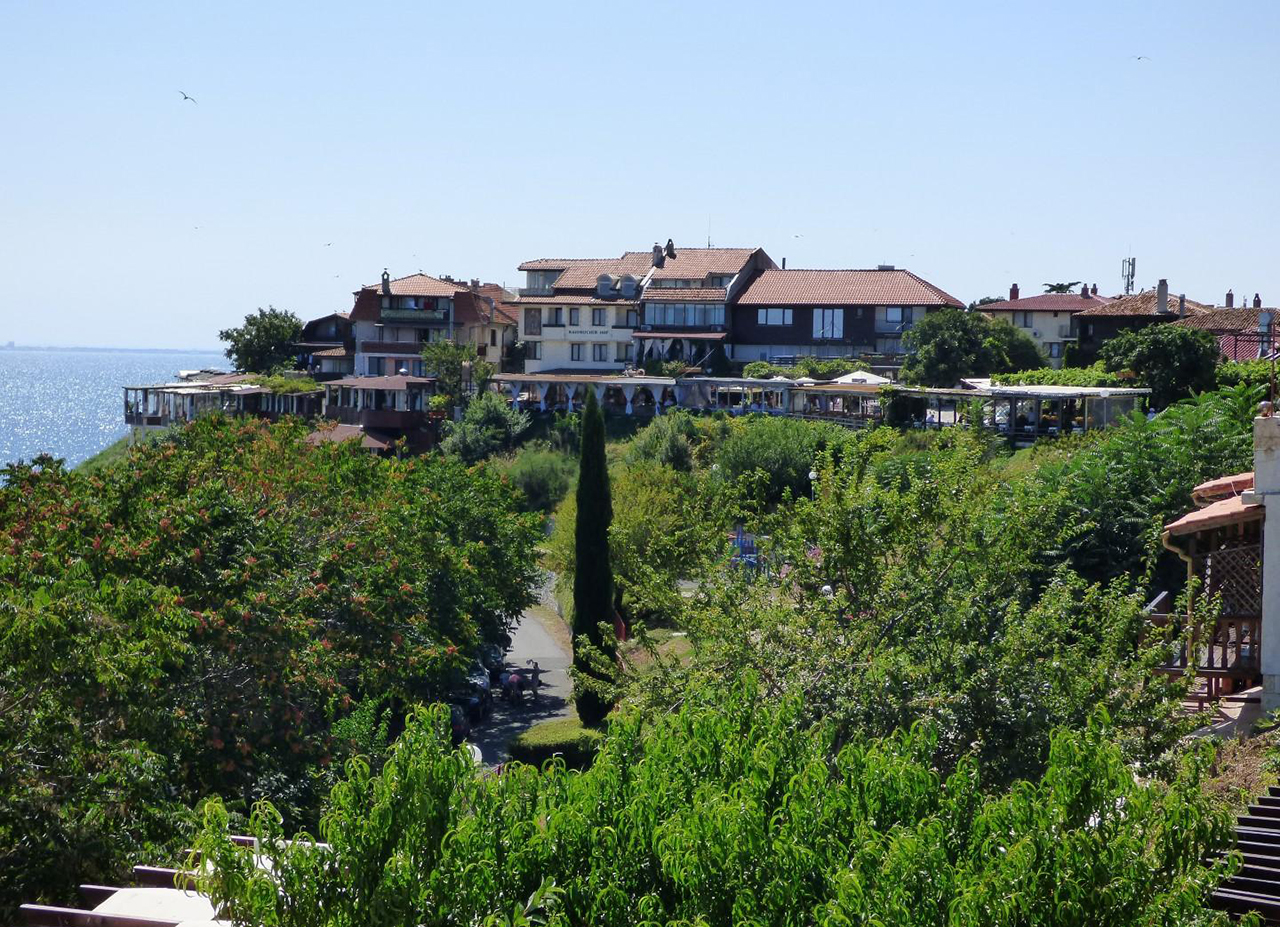 Фото достопримечательностей других стран Европы: В Несебре гармонично сочетаются старинная архитектура и уютные тенистые парки