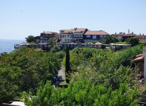 В Несебре гармонично сочетаются старинная архитектура и уютные тенистые парки (Разное)