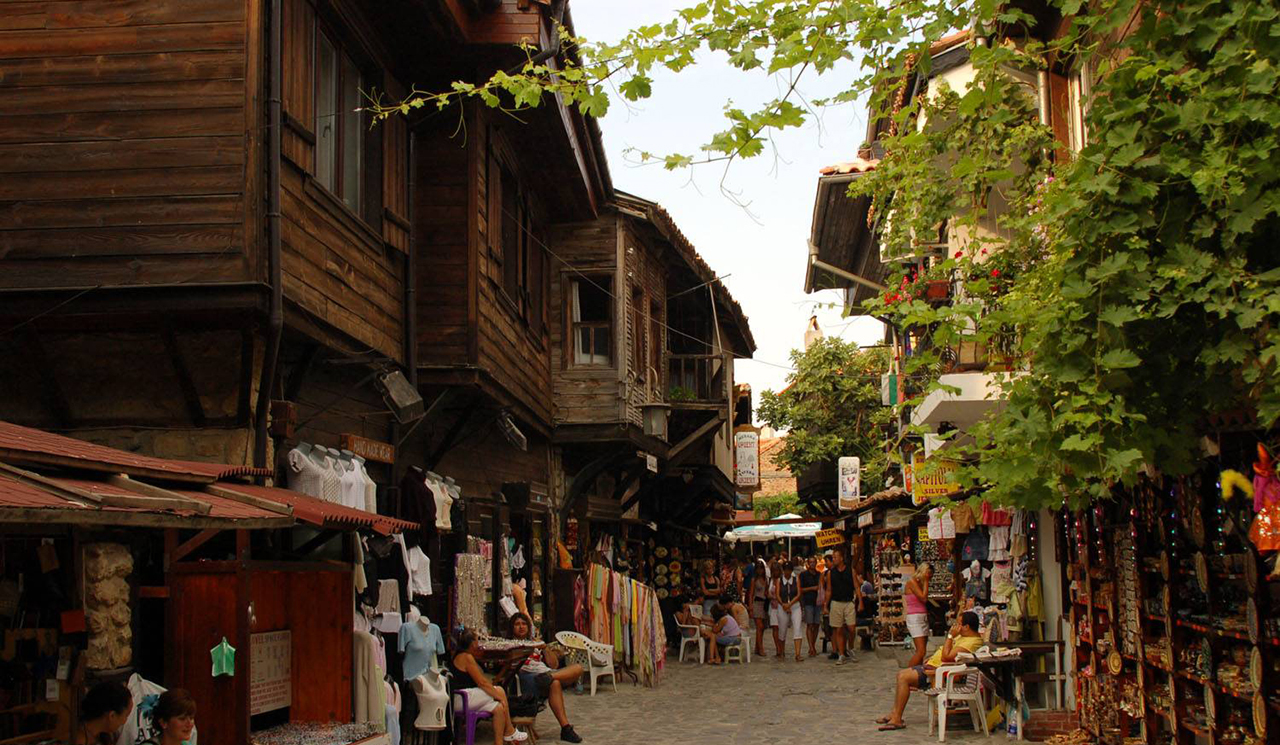 Фото достопримечательностей других стран Европы: Многие деревянные дома превращены магазины