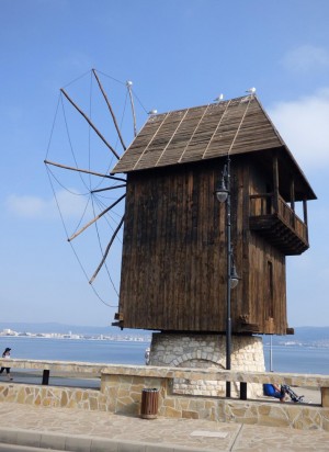 Один из самых узнаваемых туристических объектов Несебра - старая мельница на входе в Старый город (Разное)