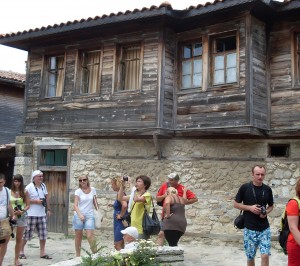 На улицах Несебра всегда много туристов (Разное)