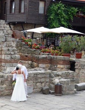 В городе часто играют свадьбы, а молодожены прогуливаются по старинным улочкам (Разное)