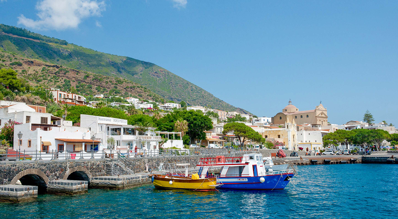 Фото достопримечательностей Италии: Красивый город-порт Санта-Марина на острове Салина