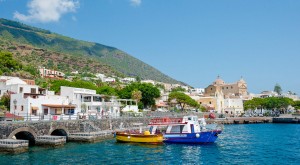 Красивый город-порт Санта-Марина на острове Салина (Италия)