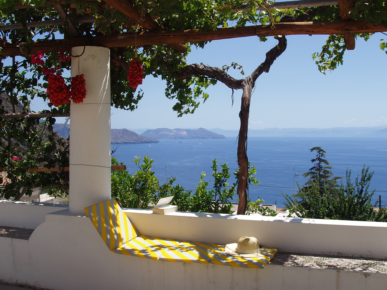 Фото достопримечательностей Италии: На острове Салина есть все, что необходимо для комфортабельного отдыха