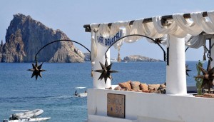 Вид с острова Панарея на остров Стромболи (Италия)