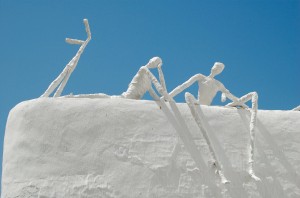 Над входом в один из домов в Хенальгуасиле можно увидеть вот такую инсталляцию (Испания)