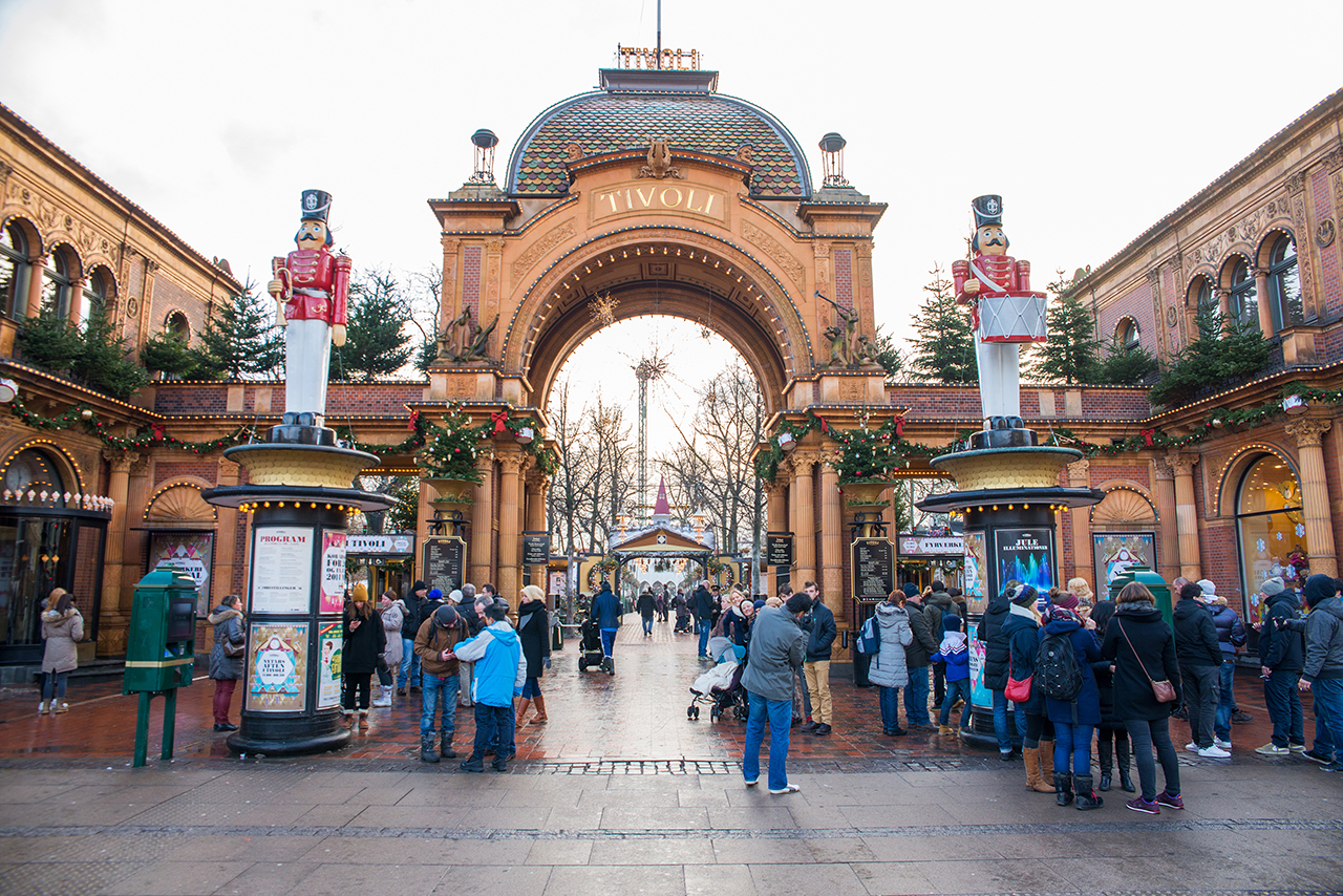 Фото достопримечательностей других стран Европы: Парк Тиволи в Копенгагене готов к встрече Рождества и Нового года