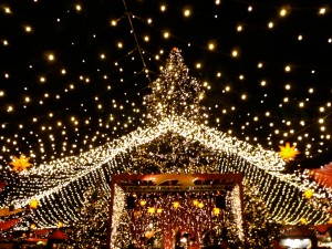 Яркие огни, блестящие елочные украшения, аромат горячего вина и колбасок - что еще нужно для праздничной атмосферы? В Кельне скучать не придется! (Разное)