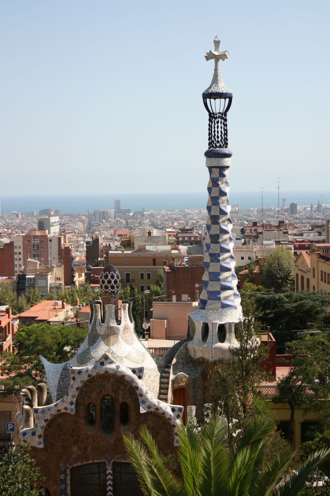 Фото достопримечательностей Барселоны: Вид на административный павильон. Высота с учетом креста  29 метров