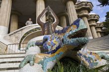 Созданный Гауди фонтан-дракон лежит посреди третьего пролета лестницы (Барселона)