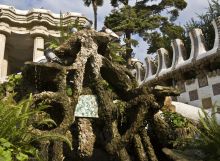 Первый фонтан на главной лестнице. Среди элементов, олицетворяющих природу, установлен циркуль (Барселона)