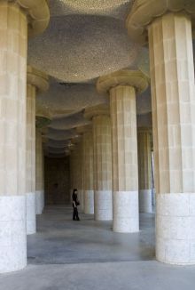 Рыночный зал Гауди в парке Гуэль насчитывает 86 массивных дорических колонн (Барселона)