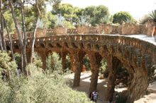 Виадуки для транспорта защищают пешеходов внизу от дождя и солнца (Барселона)