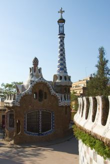 Павильон при входе в парк Гуэль - административное здание (Барселона)