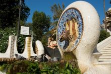 Второй фонтан на парадной лестнице в виде медальона, внутри которого 6-ти угольный щит с каталонским флагом и голова змеи