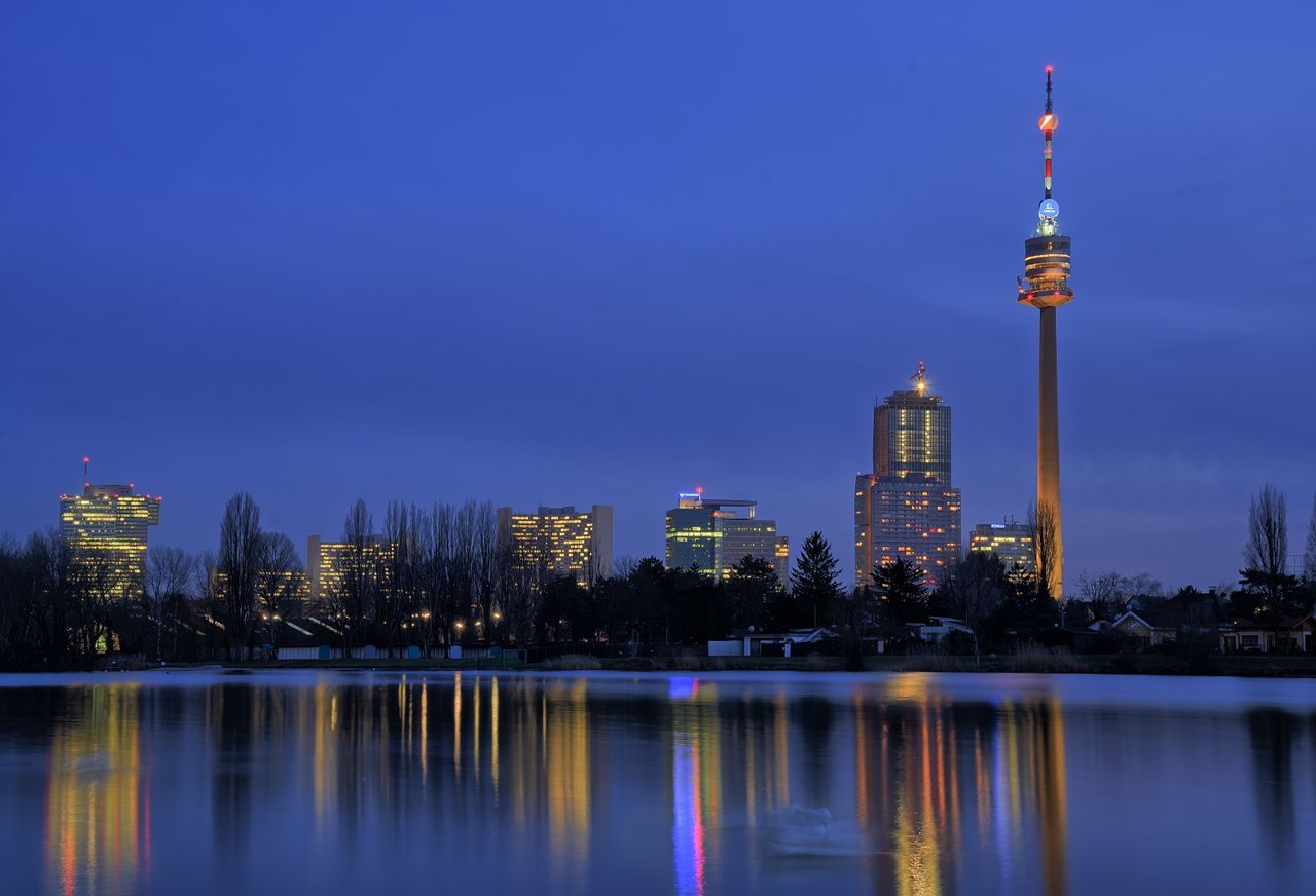 Фото достопримечательностей Вены: Дунайская башня &mdash; Вена