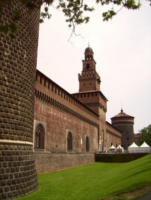 Оборонительные стены замка Сфорцеско (Милан)