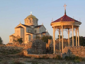 Владимирский собор в красных лучах заката (Крым)