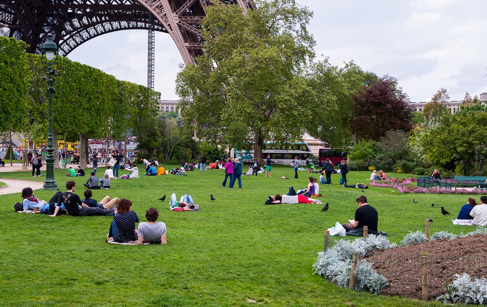 Фото достопримечательностей Парижа: Марсово поле &mdash; у подножия Эйфелевой башни