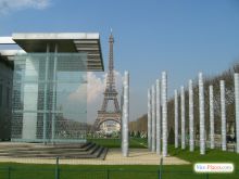 Париж. Стена Мира на Марсовом поле