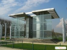 Париж. Стена Мира на Марсовом поле