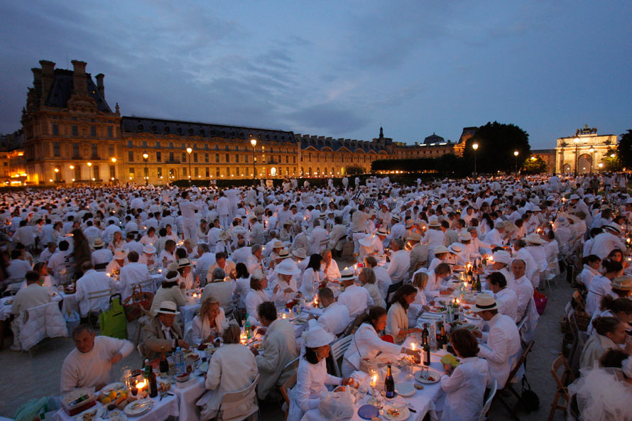 В Париже пройдет мероприятие «Белый ужин»