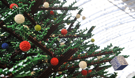 В Манчестере появилась елка из Lego