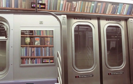 В метро Нью-Йорка работает виртуальная библиотека 