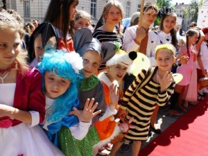 Во Львове начался парад сказочных персонажей 