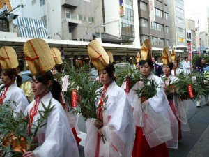 9 января в Японии проводится процессия в честь бога Эбису 