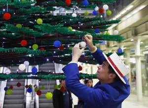 В Лондоне появилась рождественская елка из Lego