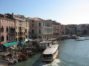 По венецианским каналам будет курсировать «музейный» речной трамвайчик 