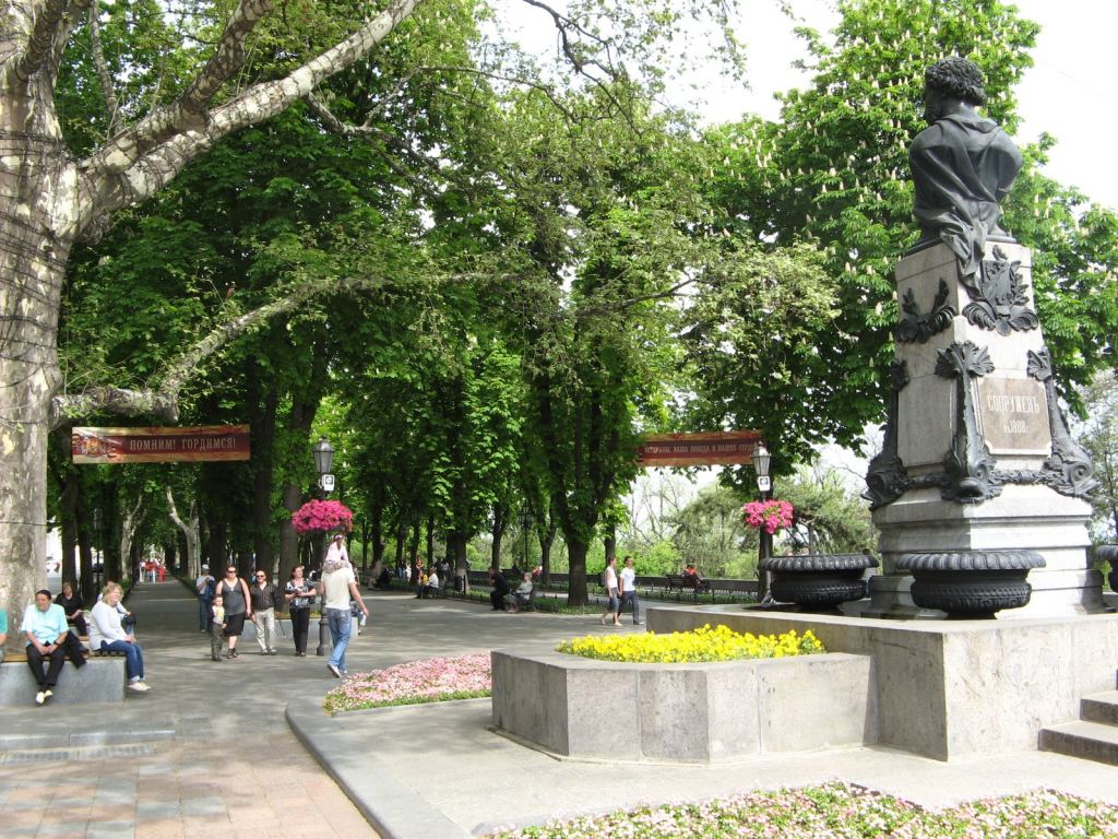 Памятник Пушкину и вид на Приморский бульвар - 9 мая. Празднование 65-летия Победы в Одессе