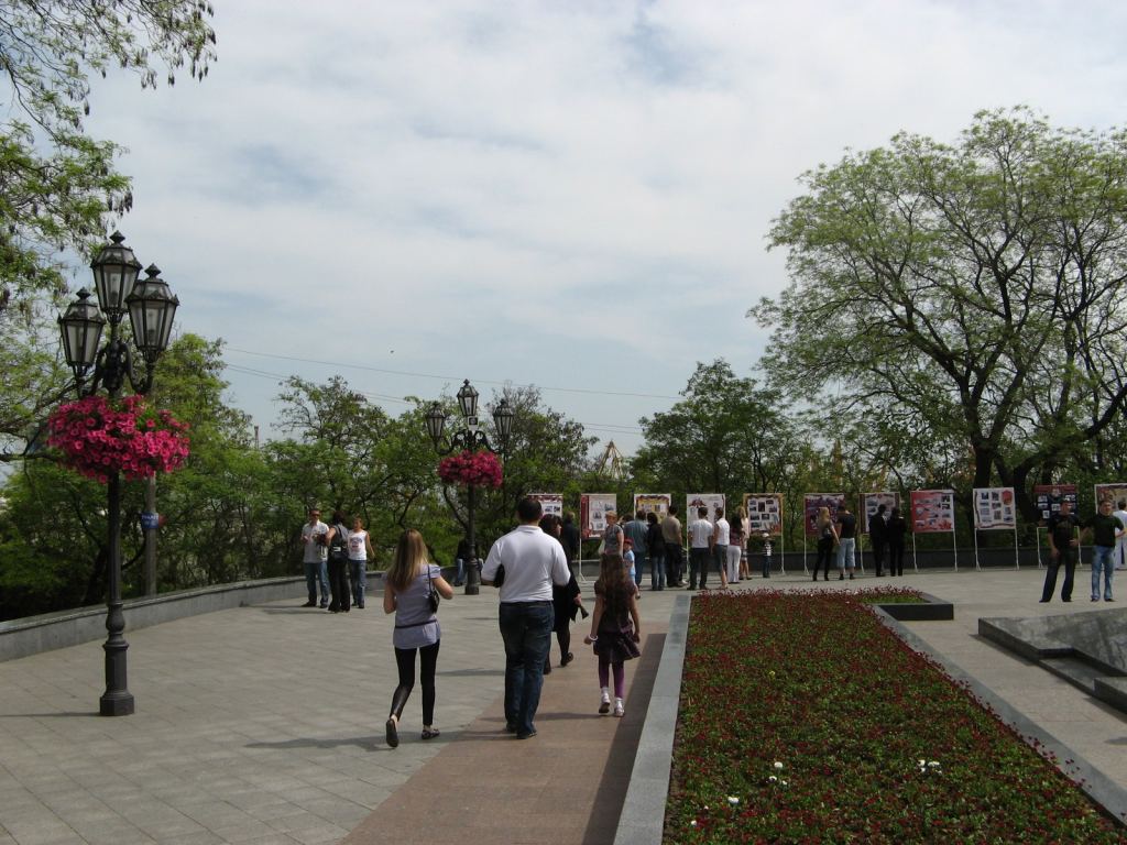 Выставка военных фотографий на Думской площади - 9 мая. Празднование 65-летия Победы в Одессе