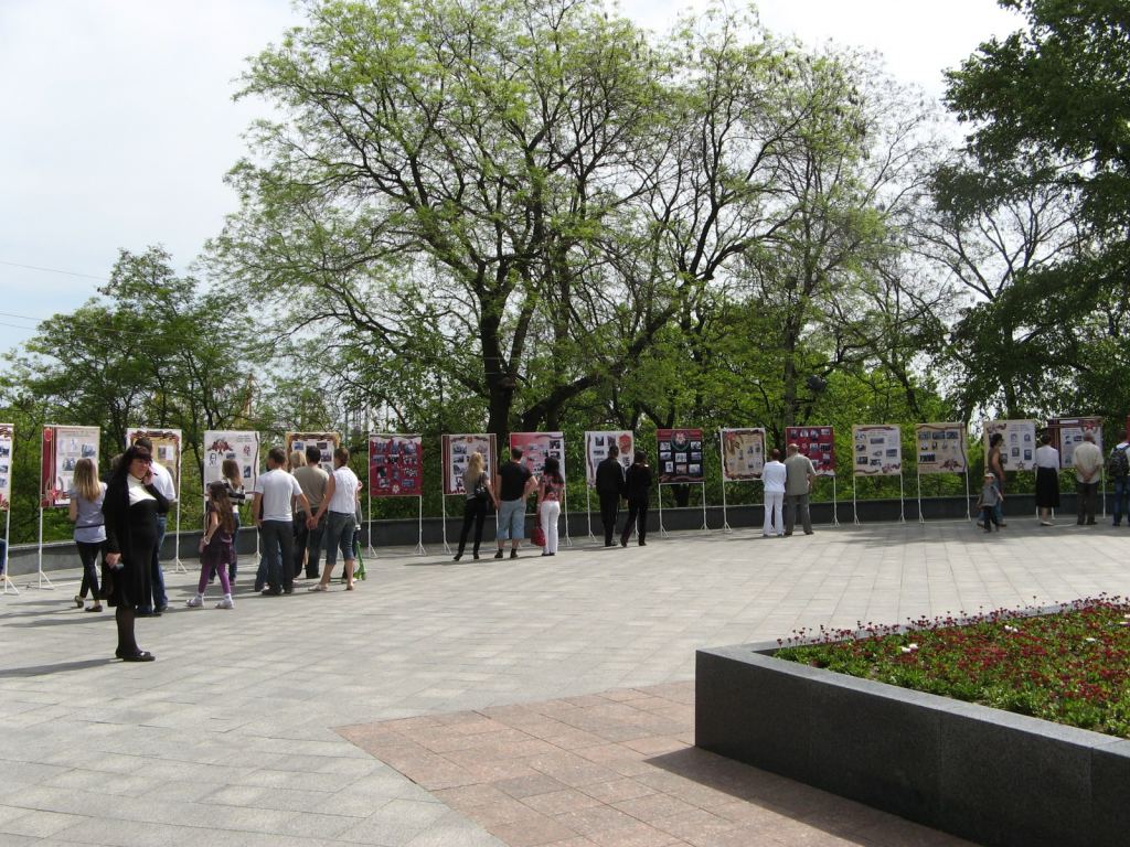 Выставка военных фотографий на Думской площади - 9 мая. Празднование 65-летия Победы в Одессе