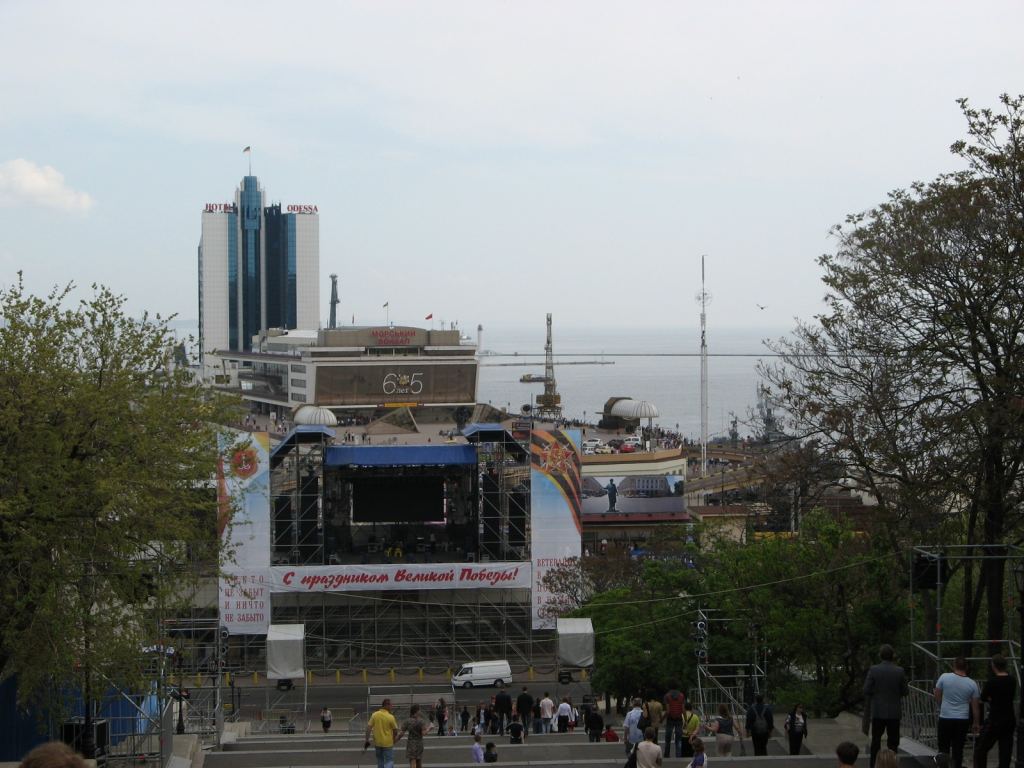 Сцена для гала-концерта на Потемкинской лестнице - 9 мая. Празднование 65-летия Победы в Одессе