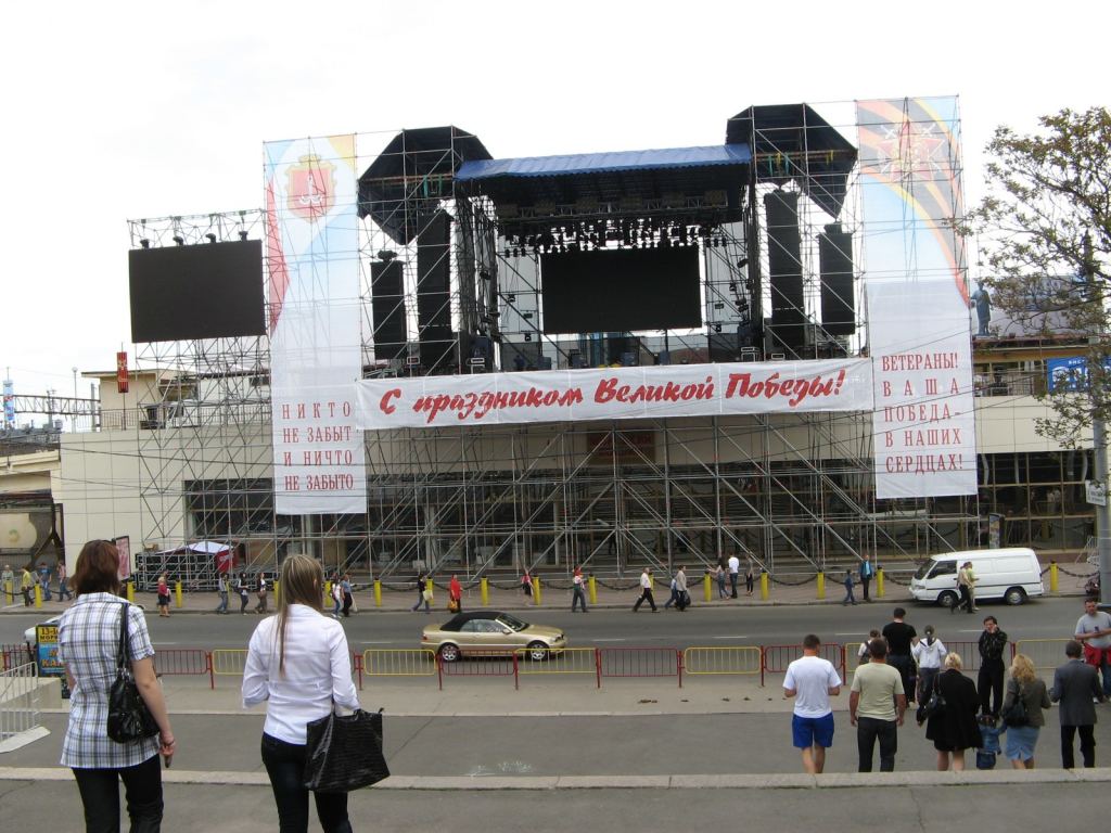 Сцена для гала-концерта на Потемкинской лестнице - 9 мая. Празднование 65-летия Победы в Одессе