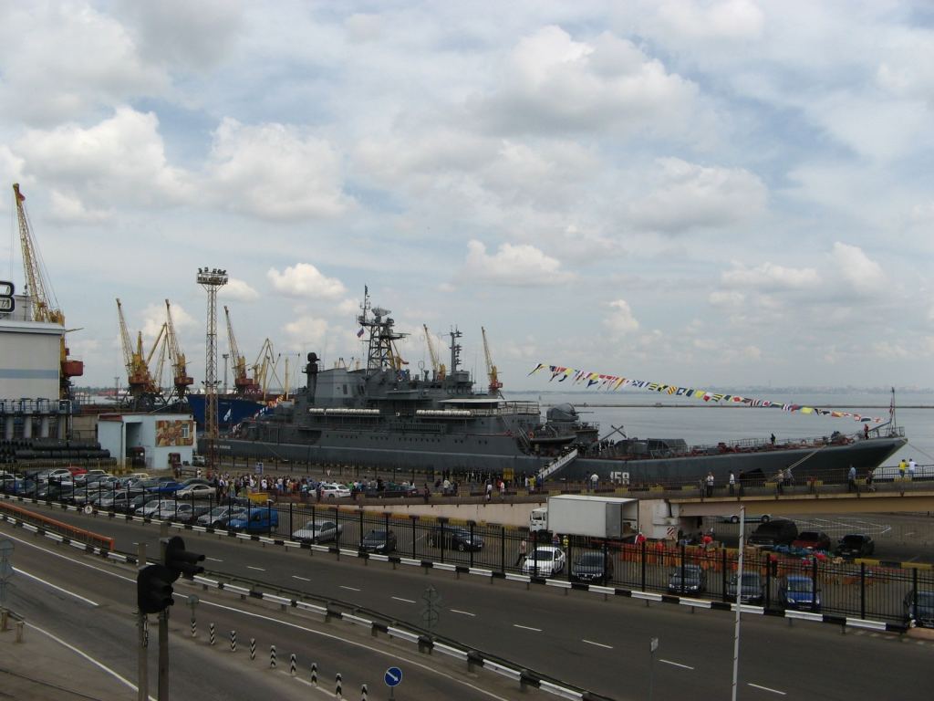 Десантный корабль черноморского флота России "Цезарь Куников" - 9 мая. Празднование 65-летия Победы в Одессе